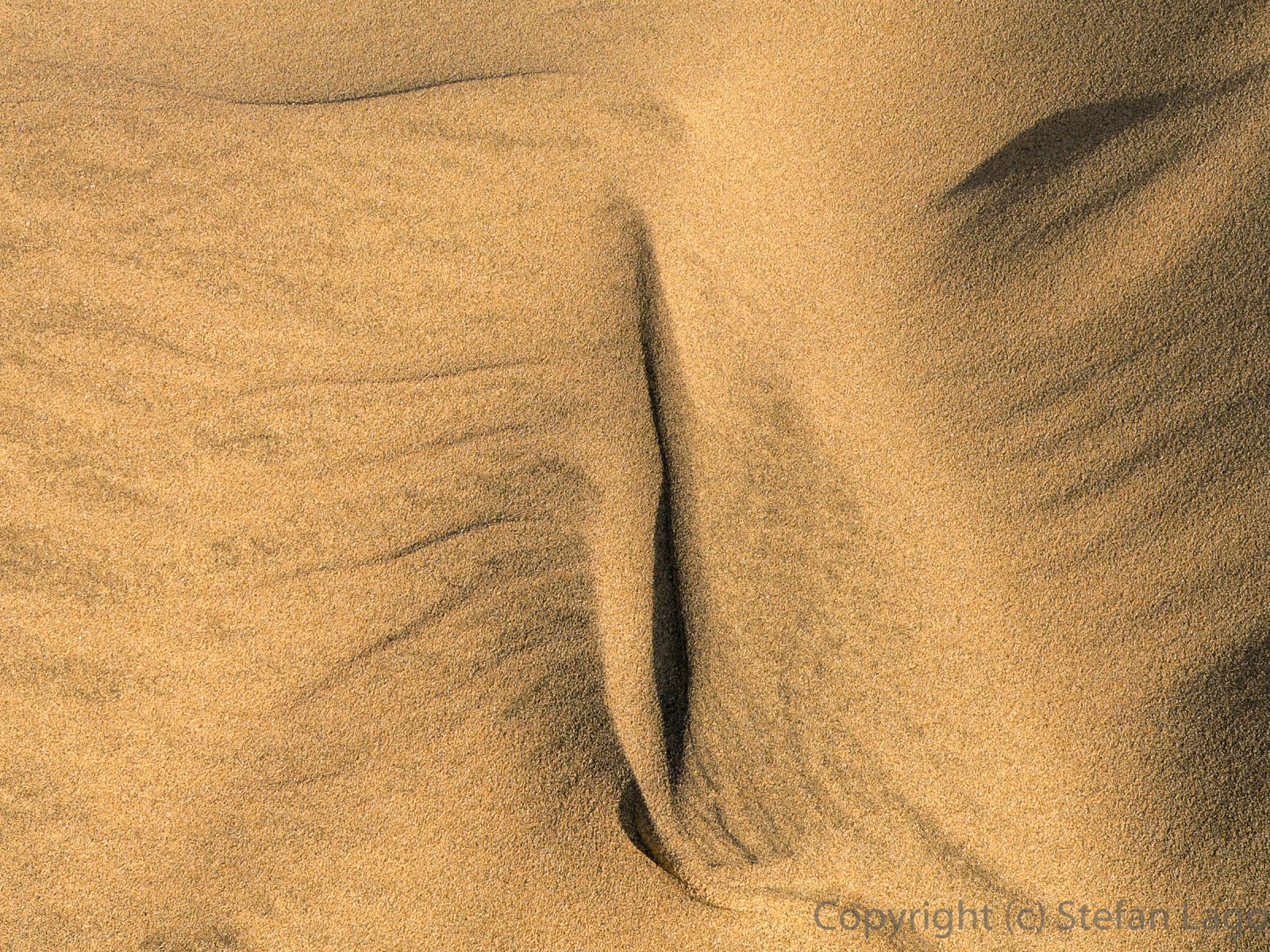 Windformed patterns in the dunes of Maspalomas, Gran Canaria.(2560 x 1920 px)