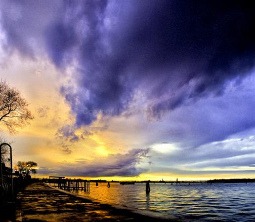 <a href=http://lago-fotoart.printart.ch target=_blank><img style=border-width:0px alt=Bild kaufen... align=middle width=18 height=18 src=/dotnetnuke/Portals/7/ContentImages/shop_icon.png/></a>
Sturm über der Lagune