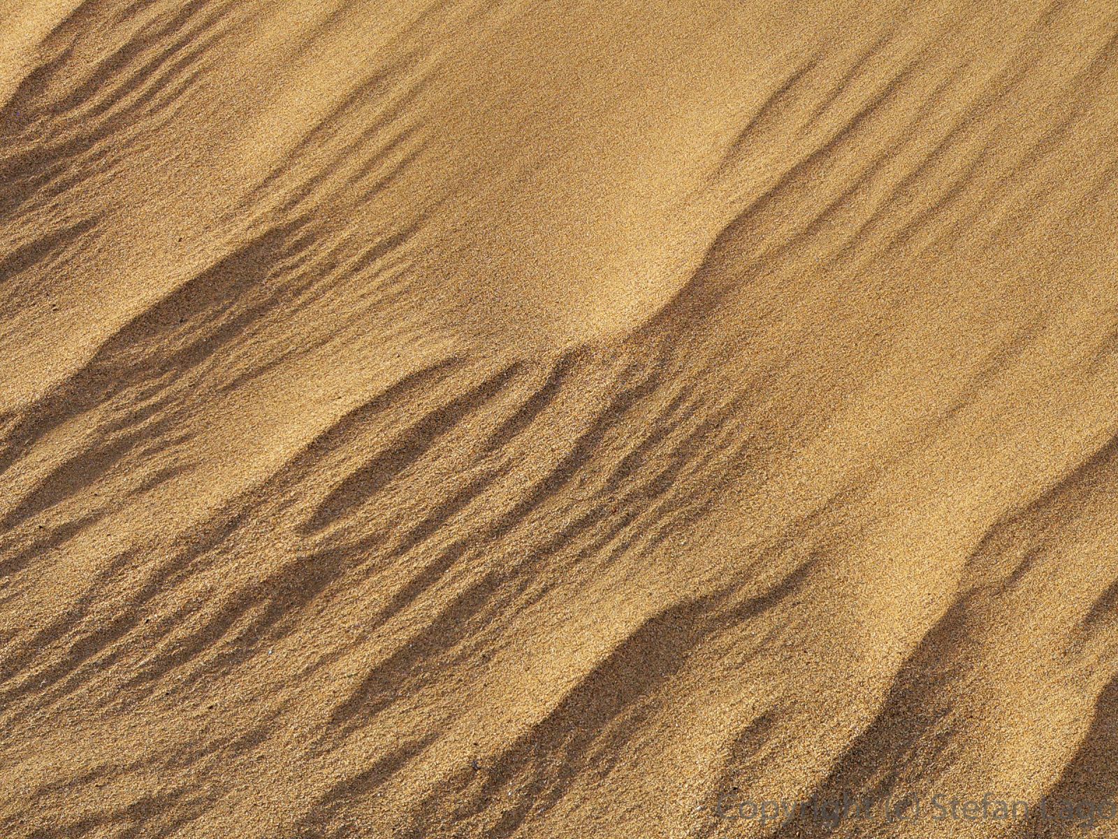 Windformed patterns in the dunes of Maspalomas, Gran Canaria.(2560 x 1920 px)