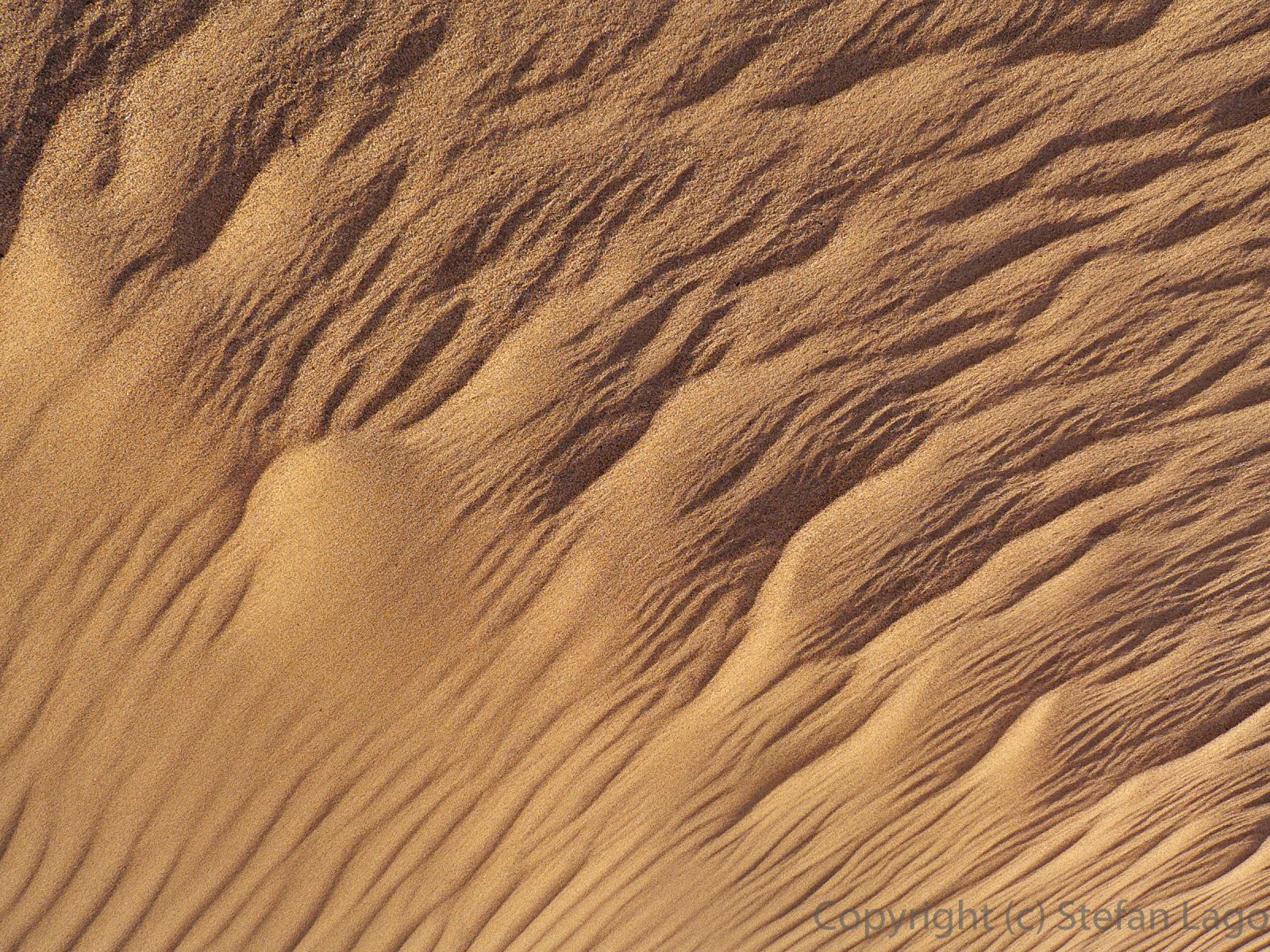 Windformed patterns in the dunes of Maspalomas, Gran Canaria.(2560 x 1920 px)