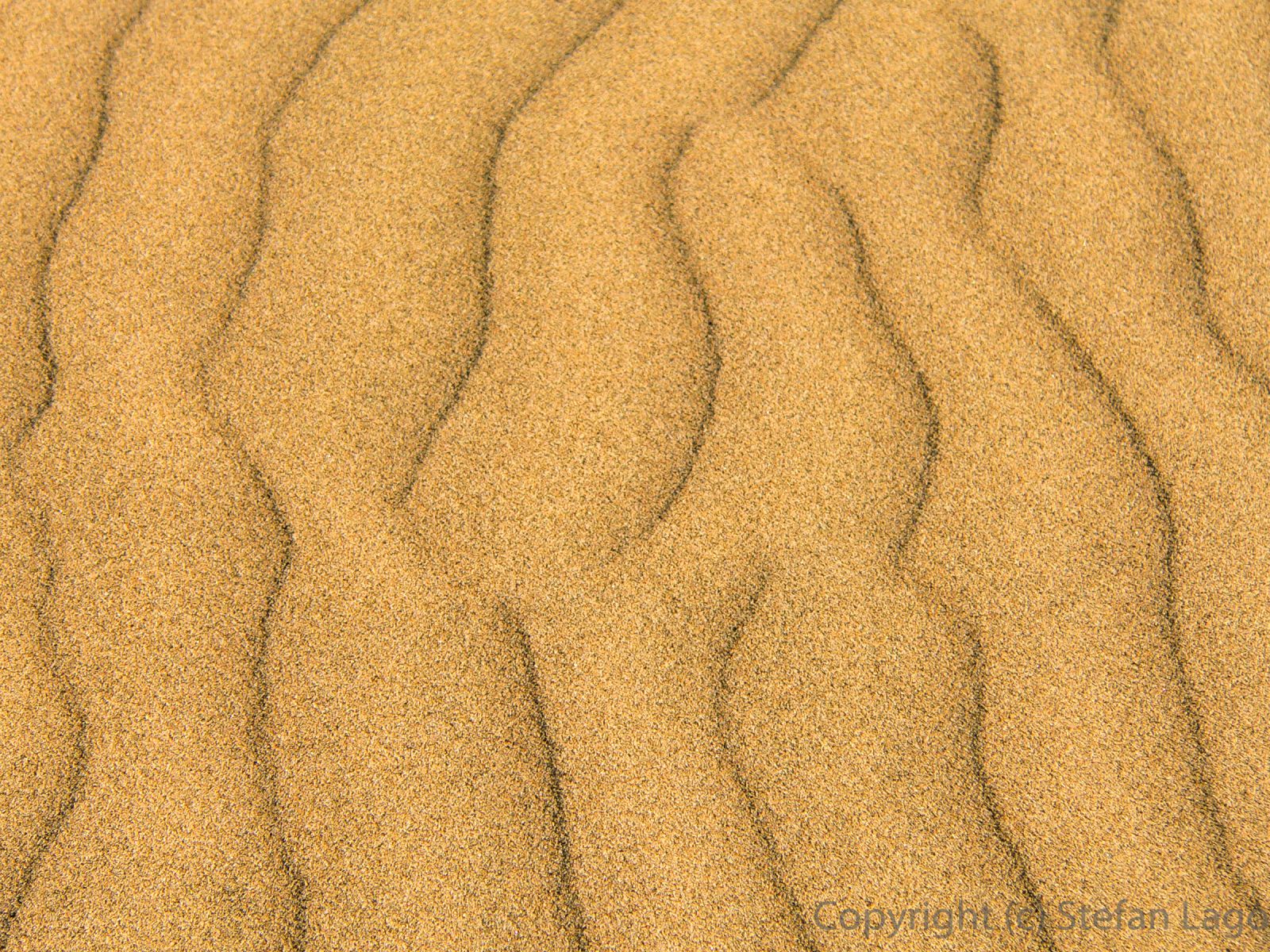 Windformed patterns in the dunes of Maspalomas, Gran Canaria.(2560 x 1920 px)